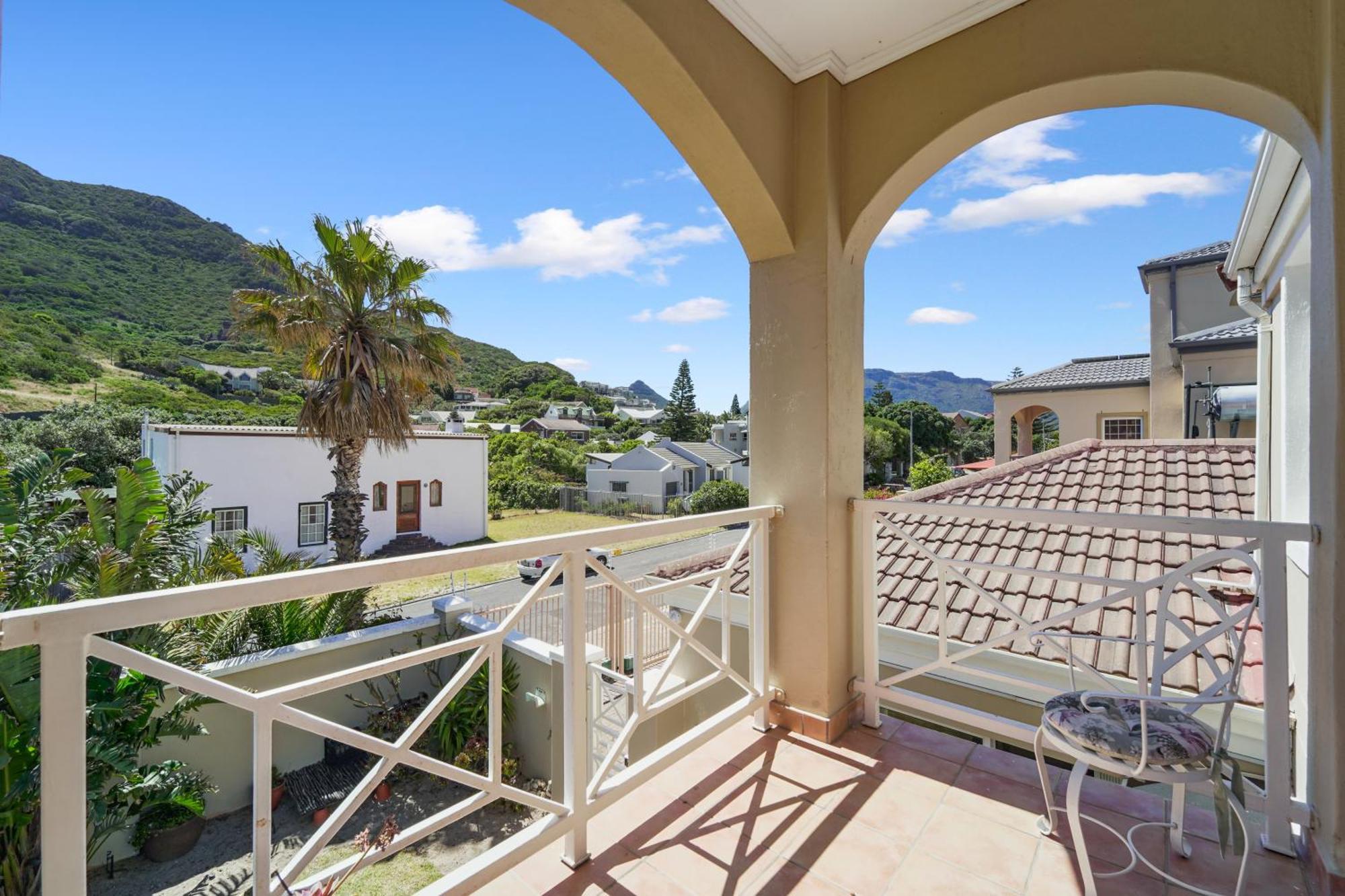 Beachfront Hout Bay Bed & Breakfast *
